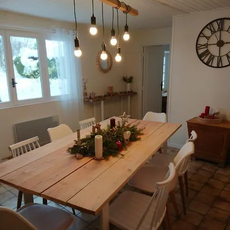 A La Croisee Des Chemins Holiday home *